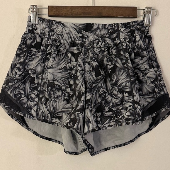 Lululemon Hotty Hot Short II *Long 4" Size 6 - Picture 3 of 8